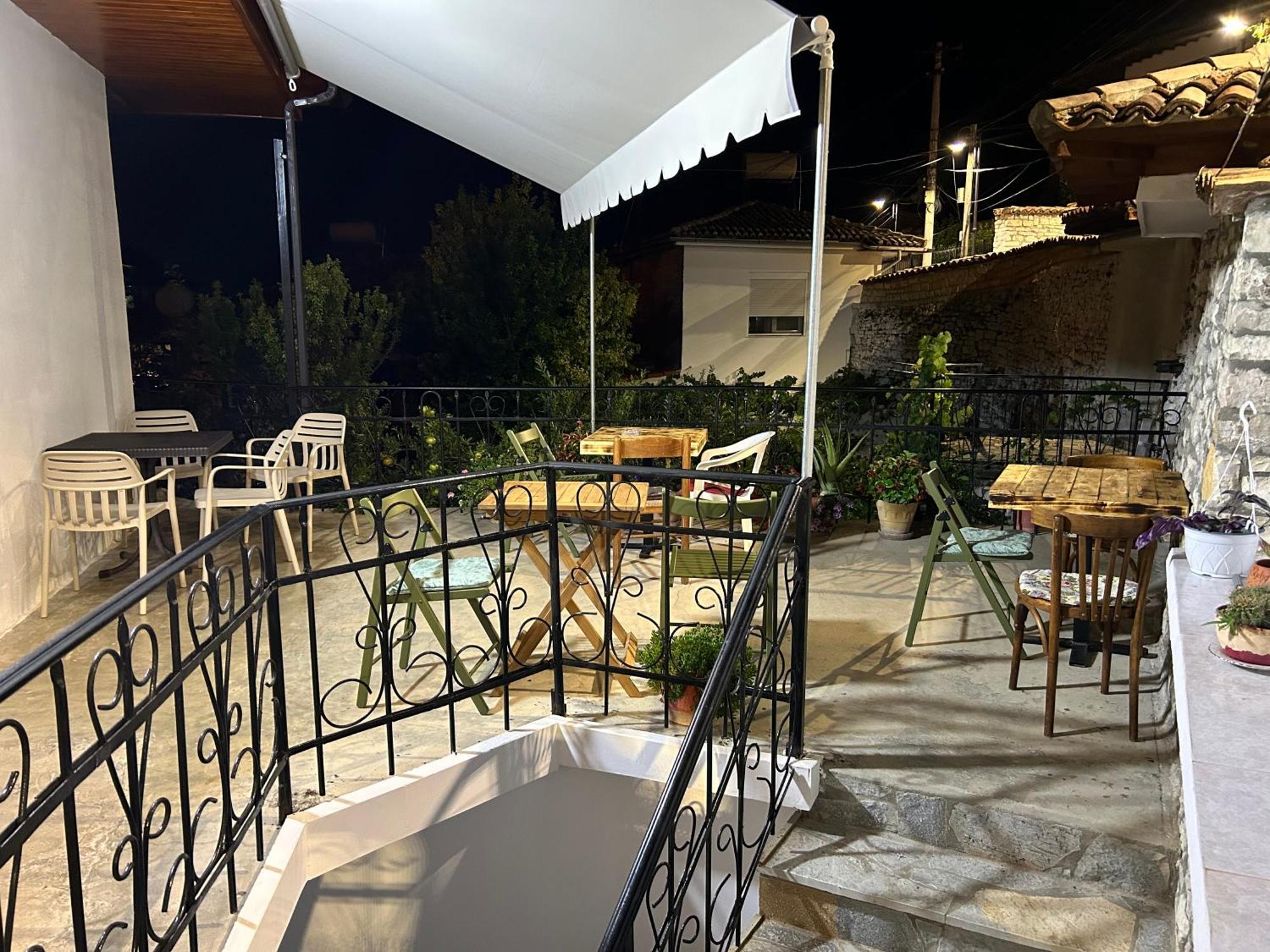 Hotel Vila Vreko B&B Berat Extérieur photo